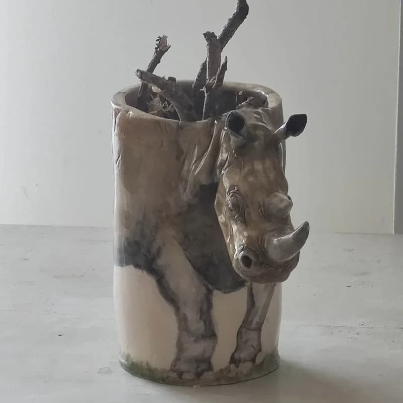 Rinoceronte Blanco — vasija cerámica con rinoceronte en altorrelieve